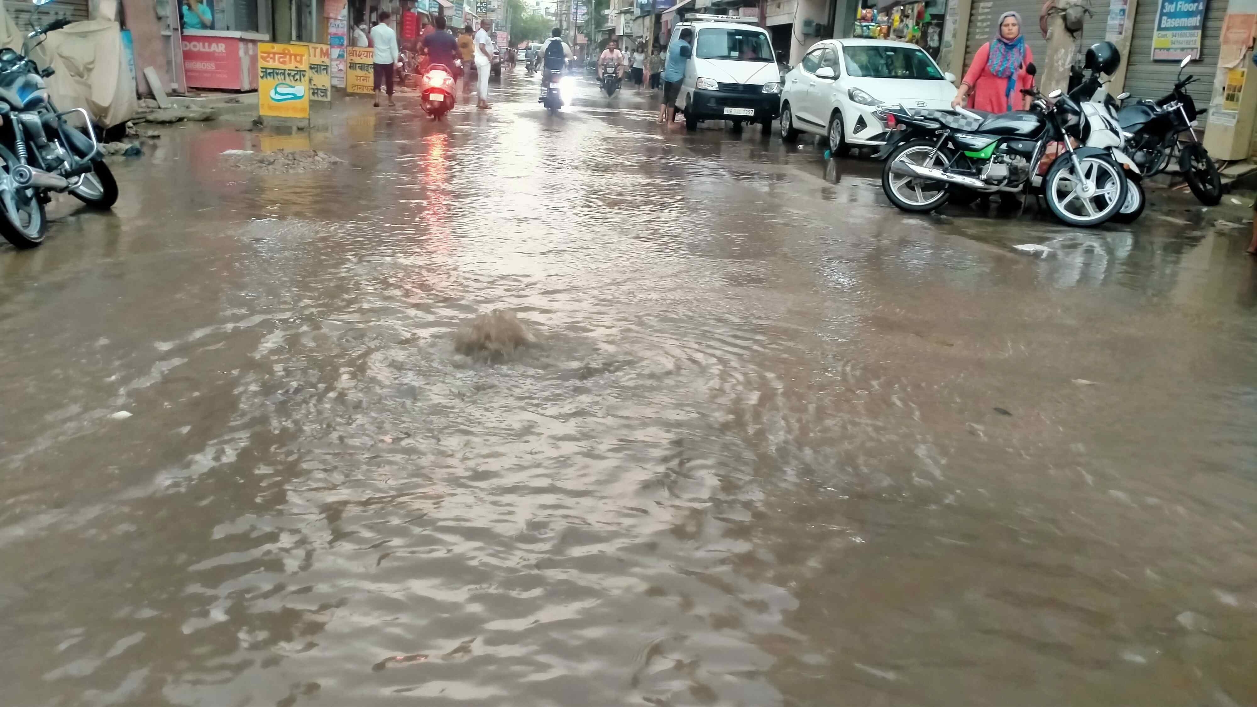 फोटो संख्या:71- बालाजी चौक पर भरा बारिश का पानी--स्रोत--संवाद