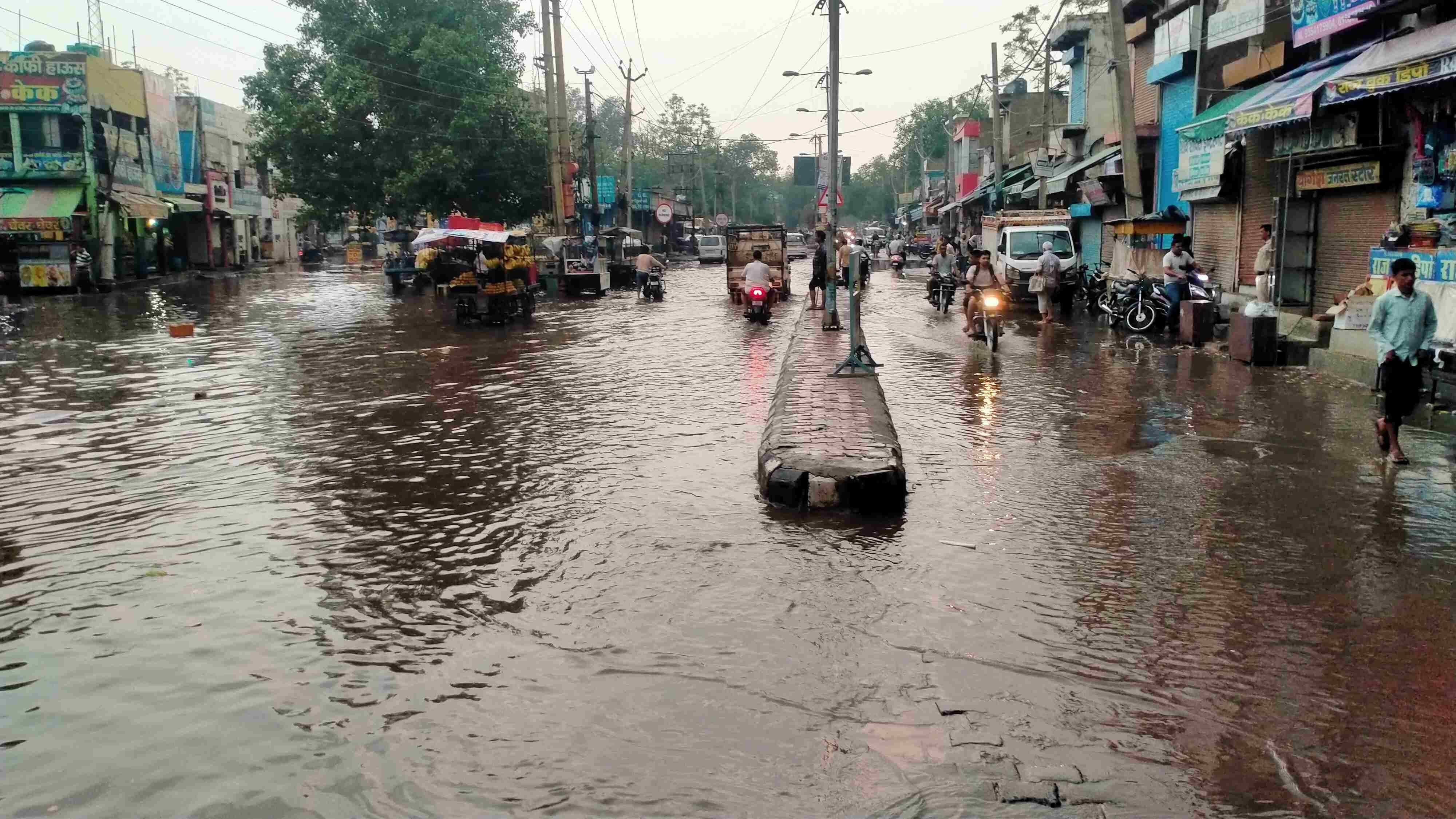 फोटो संख्या:71- बालाजी चौक पर भरा बारिश का पानी--स्रोत--संवाद