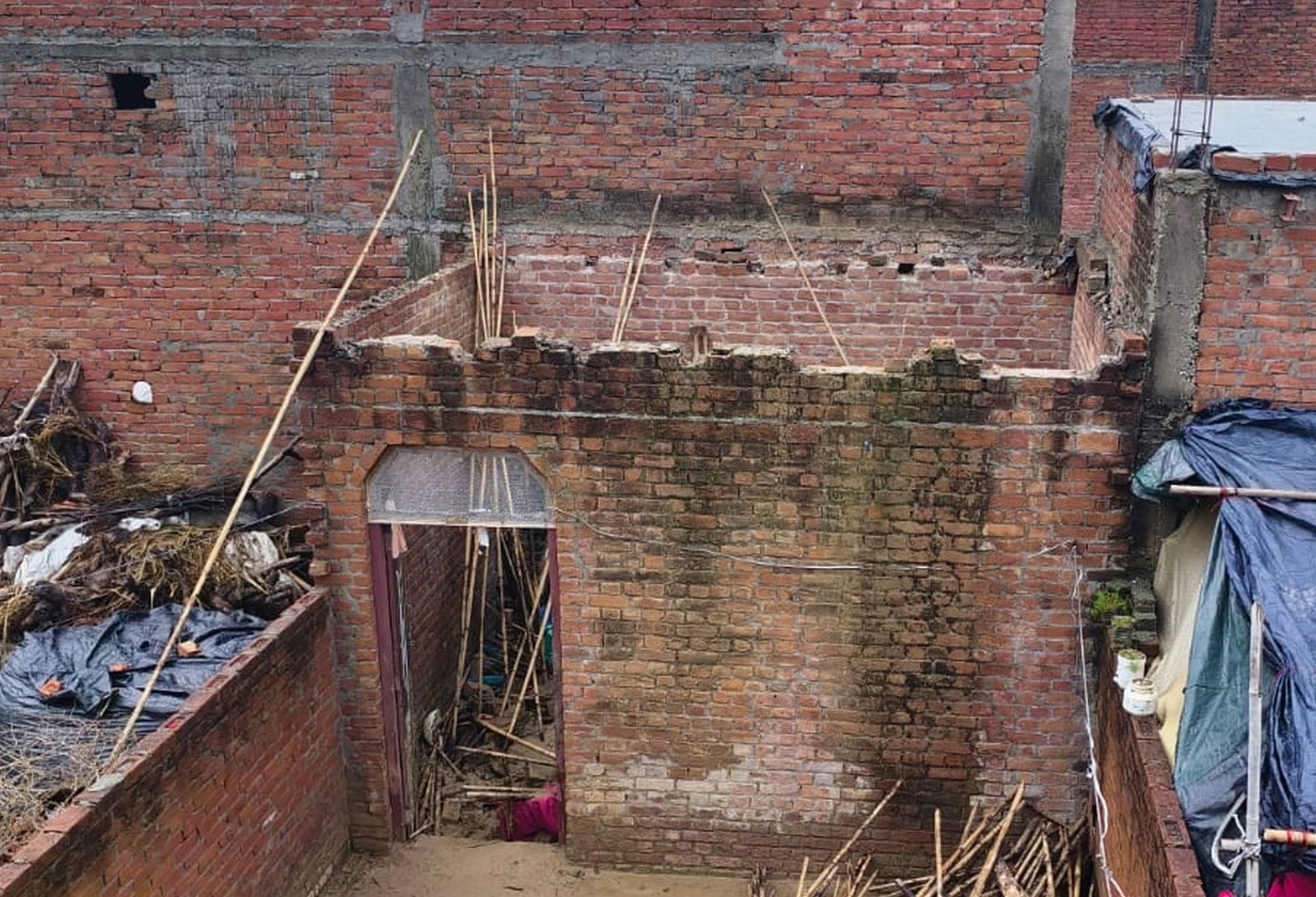गदरपुरा मोहल्ले में छत गिरने के बाद मलवा दिखाता परिवार का सदस्य। संवाद गदरपुरा मोहल्ले में छत गिरने के बाद मलवा दिखाता परिवार का सदस्य। संवाद