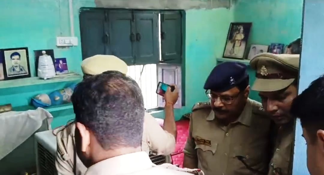 खजुरिया में घटना के बाद मृतक व्यापारी के घर के बाहर जमा भीड़। खजुरिया में घटना के बाद मृतक व्यापारी के घर के बाहर जमा भीड़।