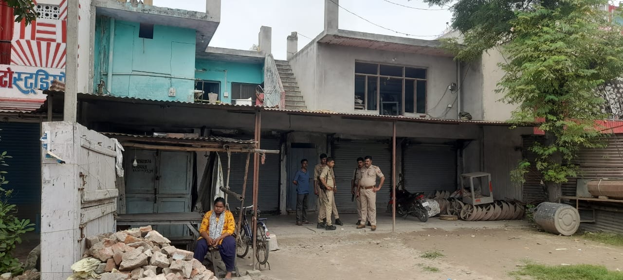 खजुरिया में घटना के बाद मृतक व्यापारी के घर के बाहर जमा भीड़। खजुरिया में घटना के बाद मृतक व्यापारी के घर के बाहर जमा भीड़।