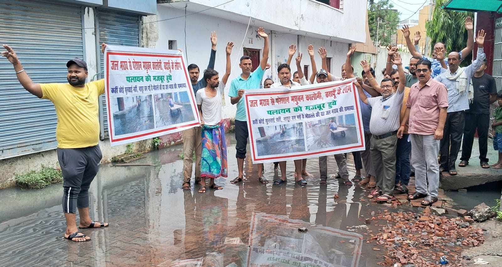 मधुबन कालोनी में पलटा ई-रिक्शा से निकलतीं सबारी। संवाद