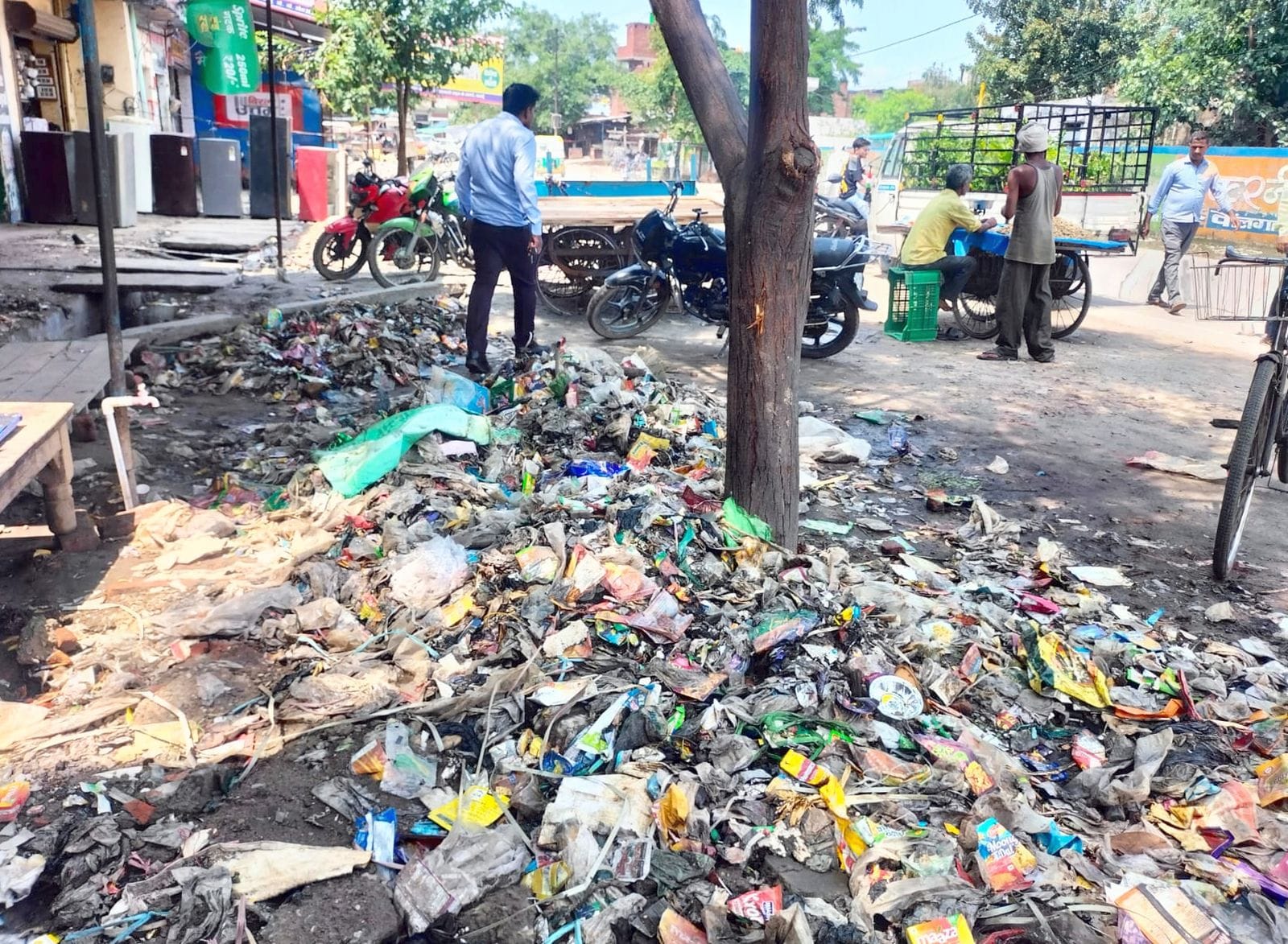 मधुबन कालोनी में पलटा ई-रिक्शा से निकलतीं सबारी। संवाद