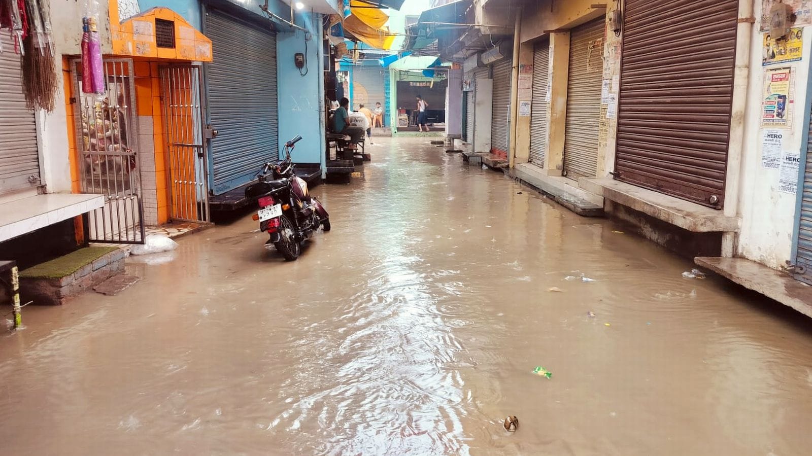 मधुबन कालोनी में पलटा ई-रिक्शा से निकलतीं सबारी। संवाद