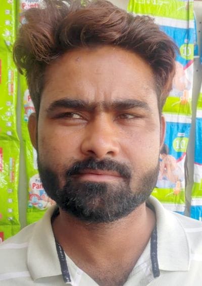 मधुबन कालोनी में पलटा ई-रिक्शा से निकलतीं सबारी। संवाद