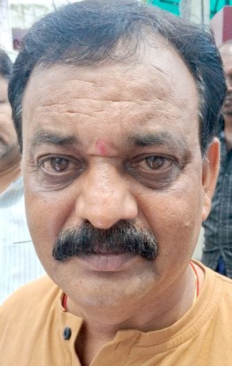 मधुबन कालोनी में पलटा ई-रिक्शा से निकलतीं सबारी। संवाद