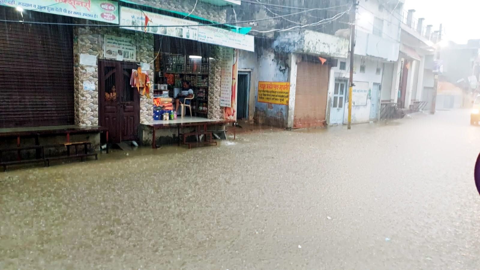 मधुबन कालोनी में पलटा ई-रिक्शा से निकलतीं सबारी। संवाद