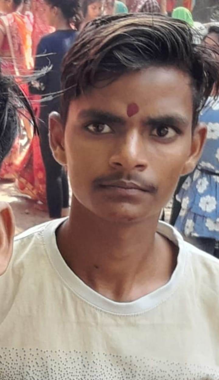 नदी में डूबे बच्चे को ढूढते गोताखोर नदी में डूबे बच्चे को ढूढते गोताखोर