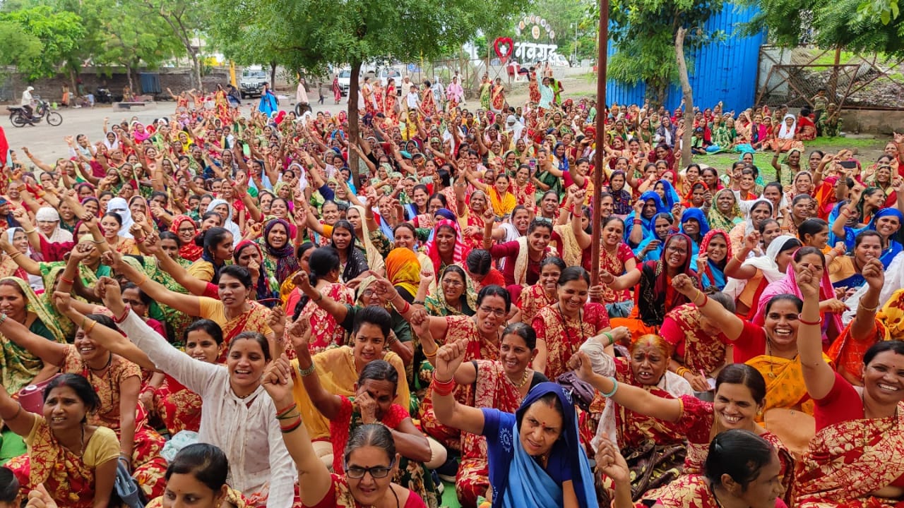 धरना प्रदर्शन कर रही आंगनबाड़ी कार्यकर्ताएं धरना प्रदर्शन कर रही आंगनबाड़ी कार्यकर्ताएं