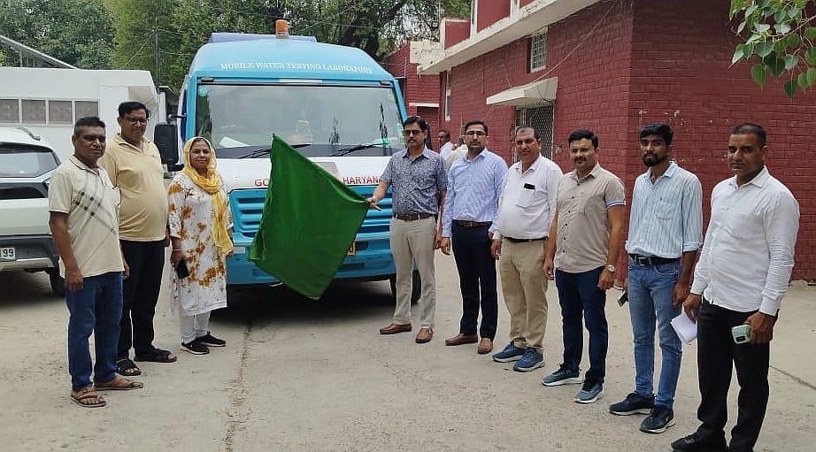 01जेएनडी04: पेयजल वैन को हरी झंडी दिखा कर रवाना करते हुए कार्यकारी अभियंता। स्रोत विभाग 01जेएनडी04: पेयजल वैन को हरी झंडी दिखा कर रवाना करते हुए कार्यकारी अभियंता। स्रोत विभाग