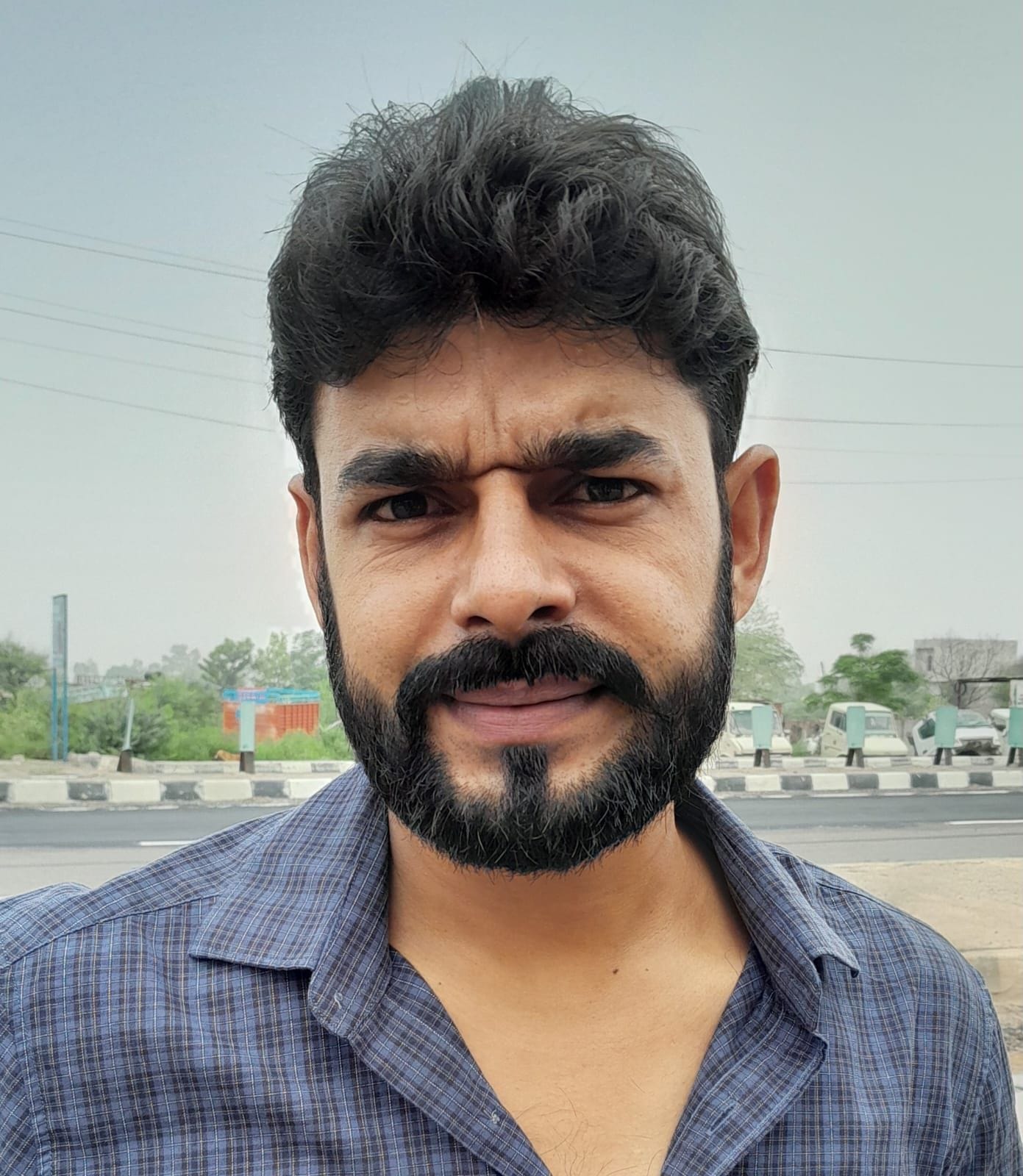 01जेएनडी22-सर्विस रोड पर बने गड्ढों में गिरी बाइक उठाते हुए चालक। संवाद 01जेएनडी22-सर्विस रोड पर बने गड्ढों में गिरी बाइक उठाते हुए चालक। संवाद