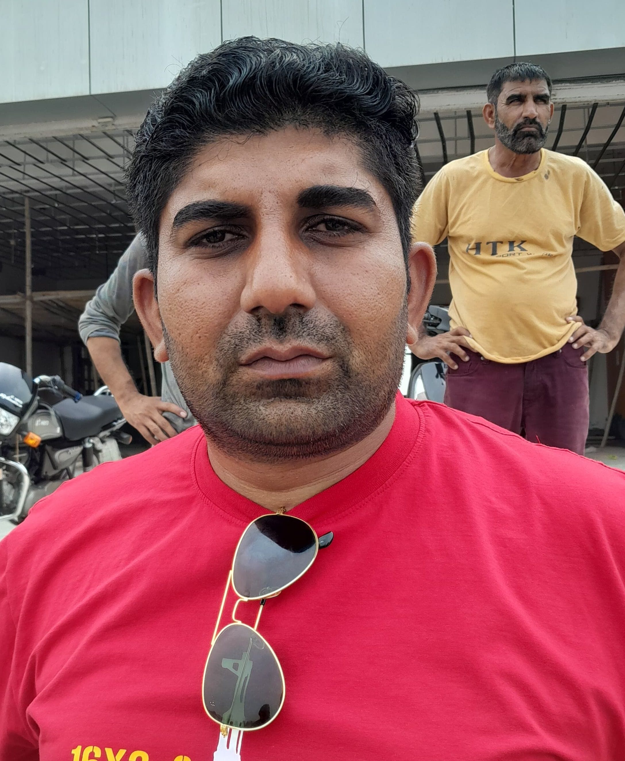 01जेएनडी22-सर्विस रोड पर बने गड्ढों में गिरी बाइक उठाते हुए चालक। संवाद 01जेएनडी22-सर्विस रोड पर बने गड्ढों में गिरी बाइक उठाते हुए चालक। संवाद