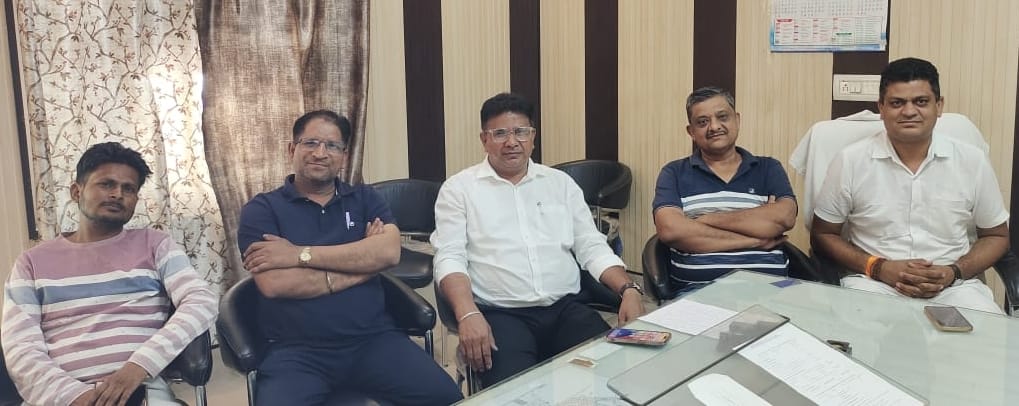 01जेएनडी33: नगर परिषद कार्यालय में विचार विमर्श करते हुए पार्षद एंव पार्षद प्रतिनिधि। संवाद