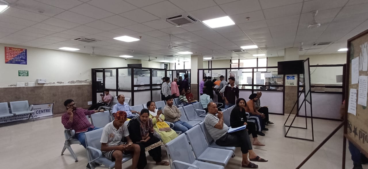 अंबाला छावनी तहसील में धीमी गति से चल रहा वेब हेलरिस पोर्टल व इंतजार करते लोग। अंबाला छावनी तहसील में धीमी गति से चल रहा वेब हेलरिस पोर्टल व इंतजार करते लोग।
