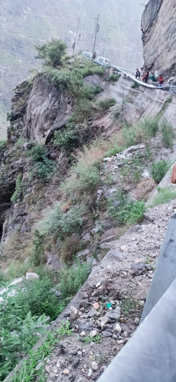 भावानगर के पास दुर्घटनाग्रस्त  ट्रक से शव बाहर निकालते रेस्कू
