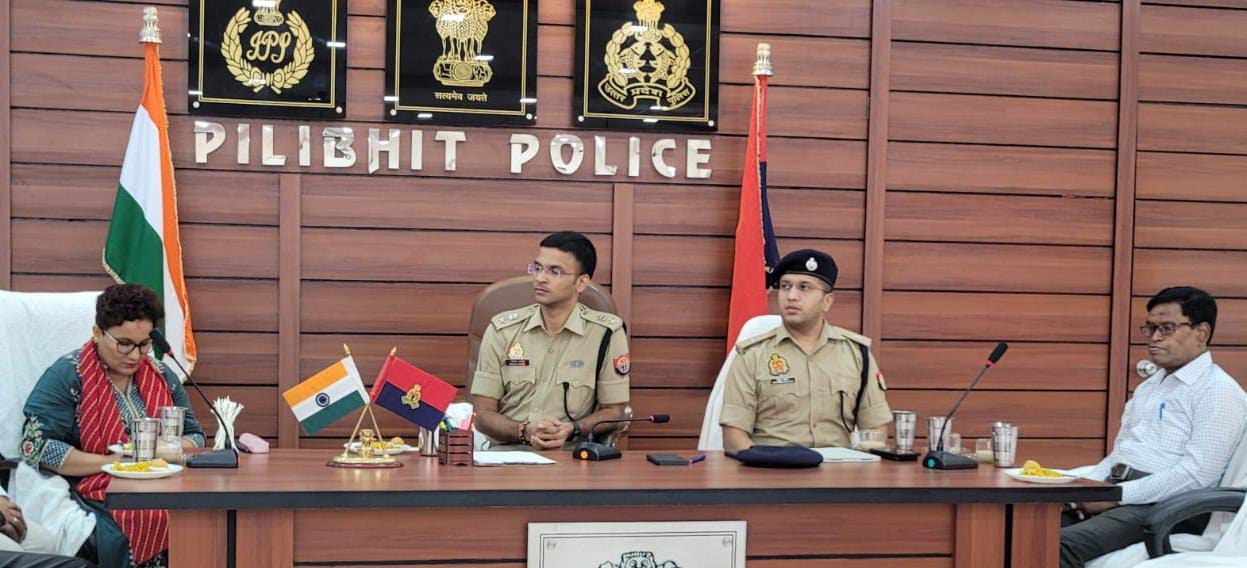 बीसलपुर कोतवाली में लोगों को नए कानूनों की जानकारी देते अधिकारी।संवाद बीसलपुर कोतवाली में लोगों को नए कानूनों की जानकारी देते अधिकारी।संवाद