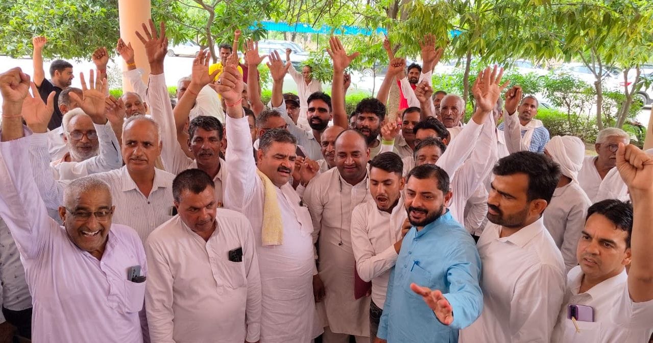 फोटो संख्या: 64 लघुसचिवालय में जिला मुख्यालय की मांग को लेकर ज्ञापन सौंपते हुए लोग---संवाद