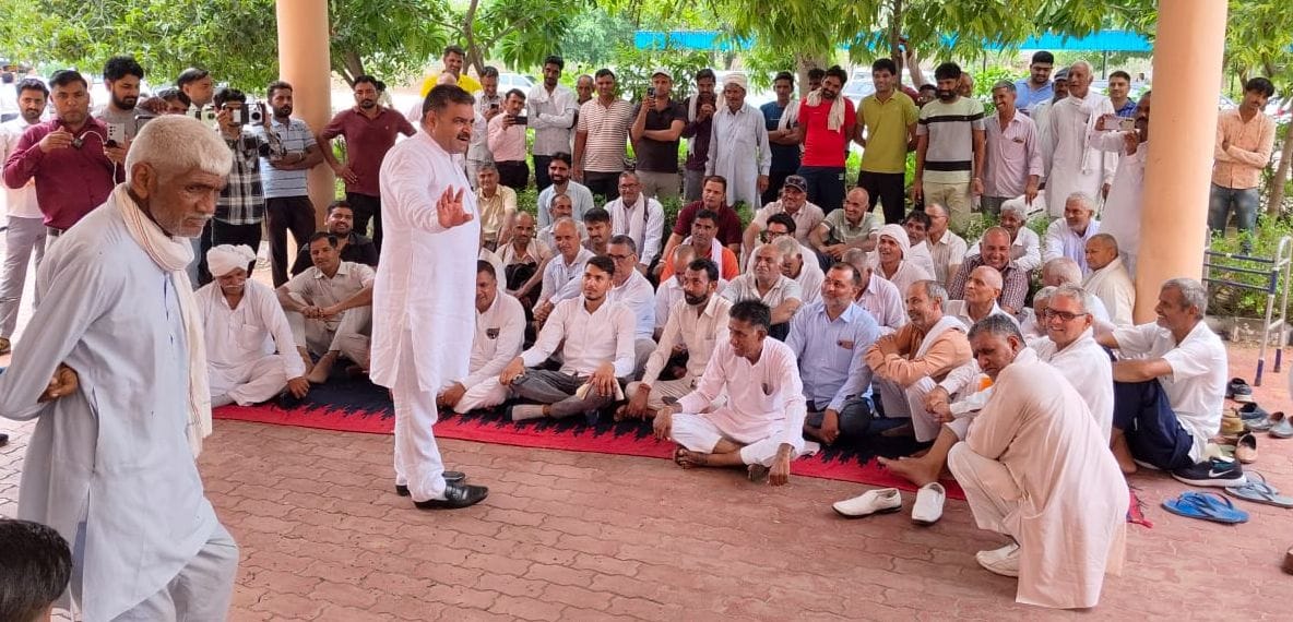 फोटो संख्या: 64 लघुसचिवालय में जिला मुख्यालय की मांग को लेकर ज्ञापन सौंपते हुए लोग---संवाद