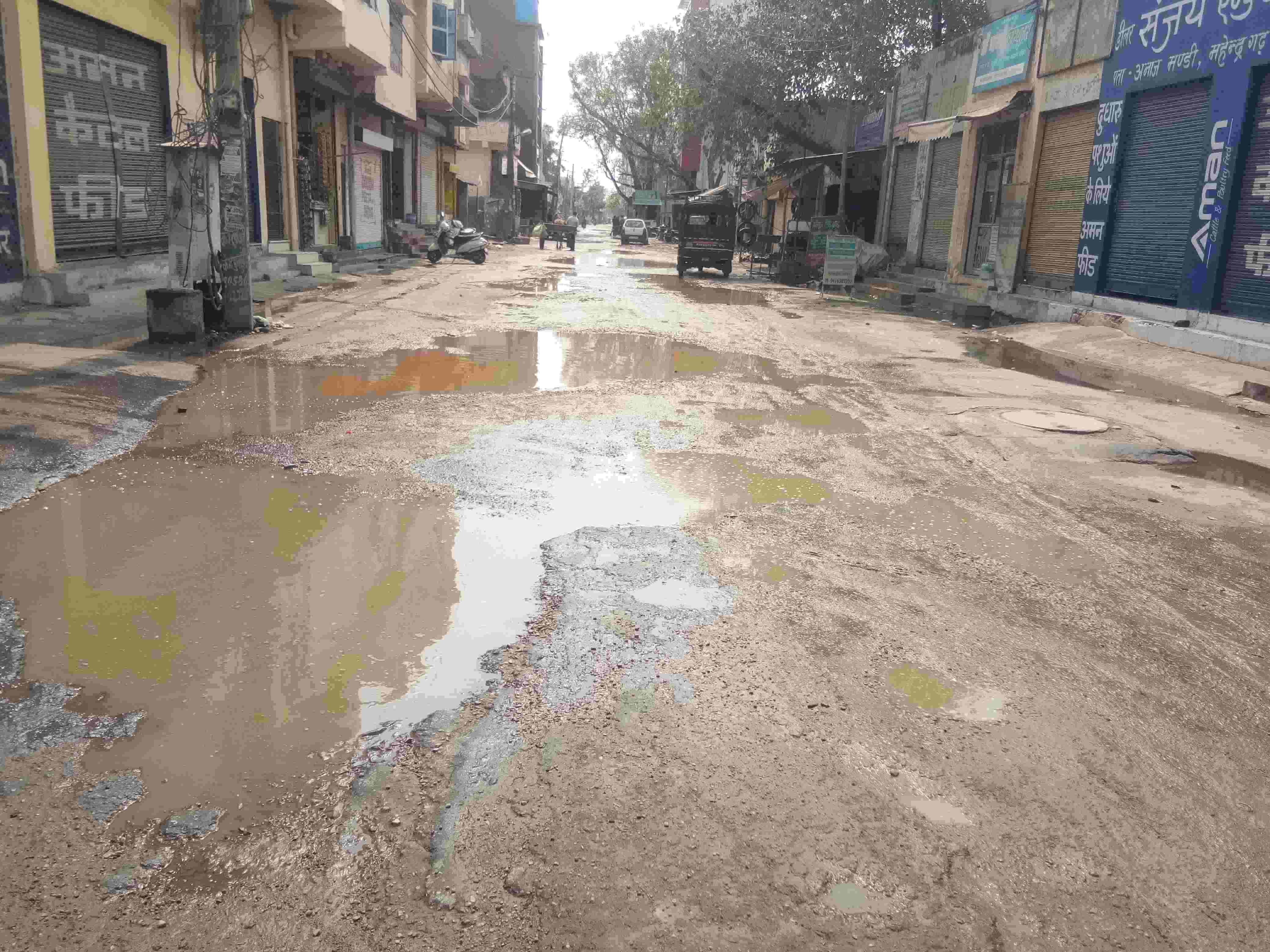 फोटो संख्या:52- रेलवे स्टेशन मार्ग पर बदहाल सड़क पर भरा बारिश का पानी-स्रोत-- संवाद