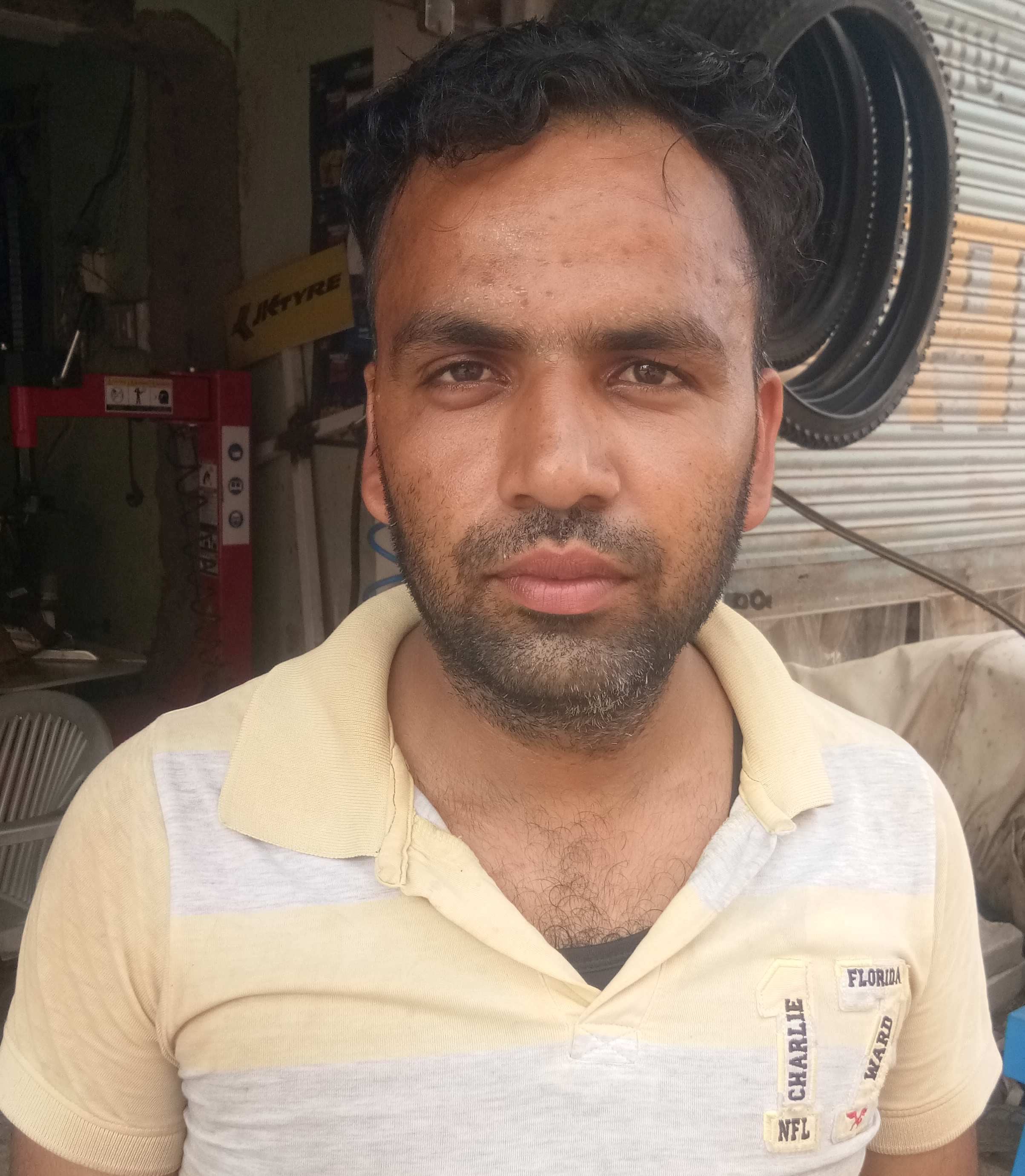 फोटो संख्या:52- रेलवे स्टेशन मार्ग पर बदहाल सड़क पर भरा बारिश का पानी-स्रोत-- संवाद