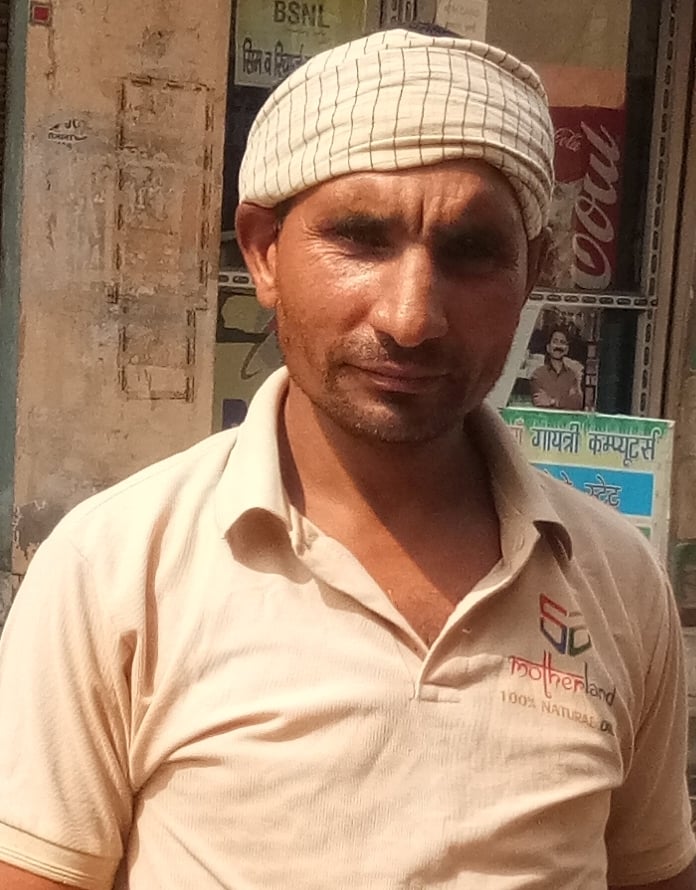 फोटो संख्या:52- रेलवे स्टेशन मार्ग पर बदहाल सड़क पर भरा बारिश का पानी-स्रोत-- संवाद
