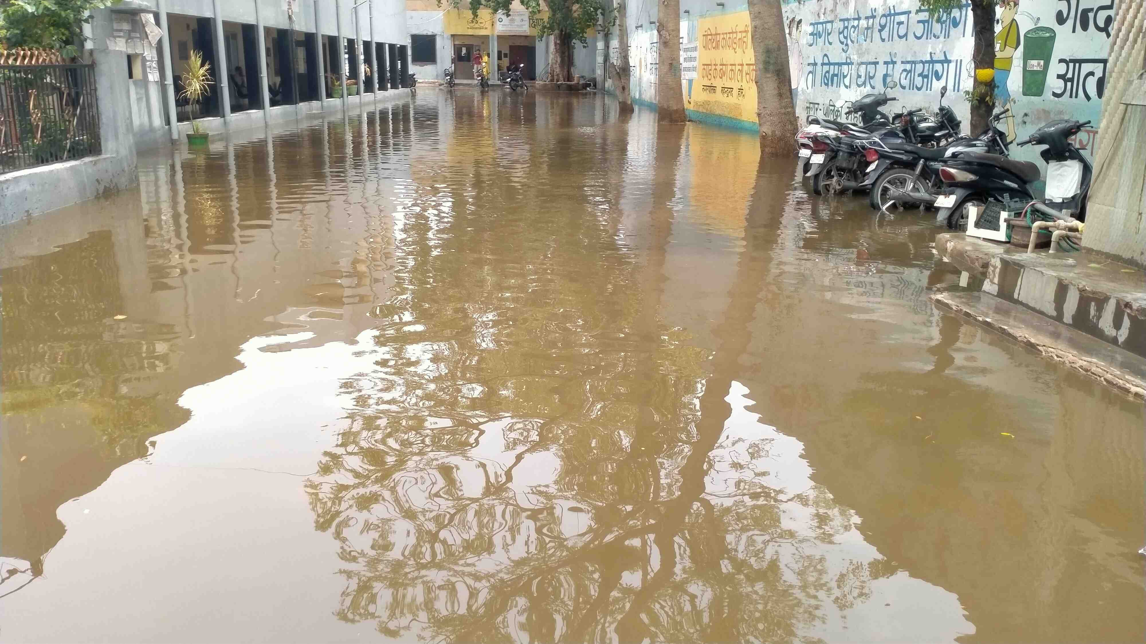 फोटो संख्या:73- बालाजी चौक पर भरा बारिश का पानी--स्रोत--संवाद फोटो संख्या:73- बालाजी चौक पर भरा बारिश का पानी--स्रोत--संवाद
