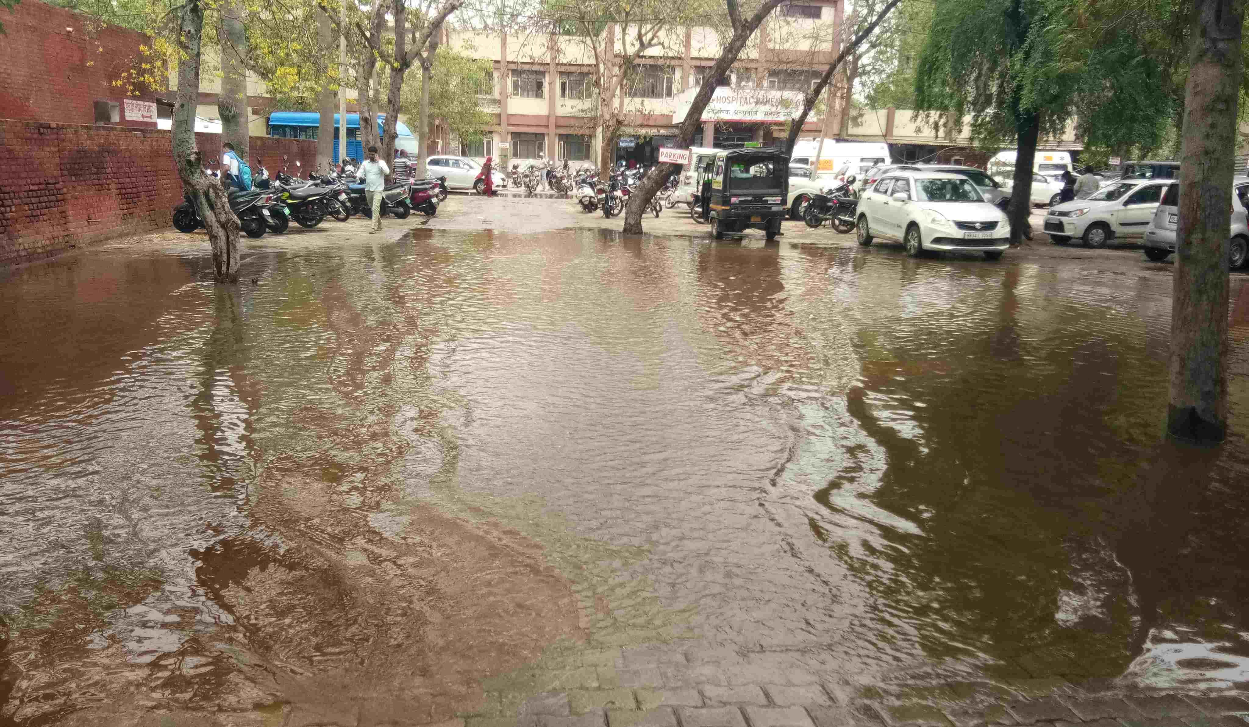 फोटो संख्या:73- बालाजी चौक पर भरा बारिश का पानी--स्रोत--संवाद फोटो संख्या:73- बालाजी चौक पर भरा बारिश का पानी--स्रोत--संवाद
