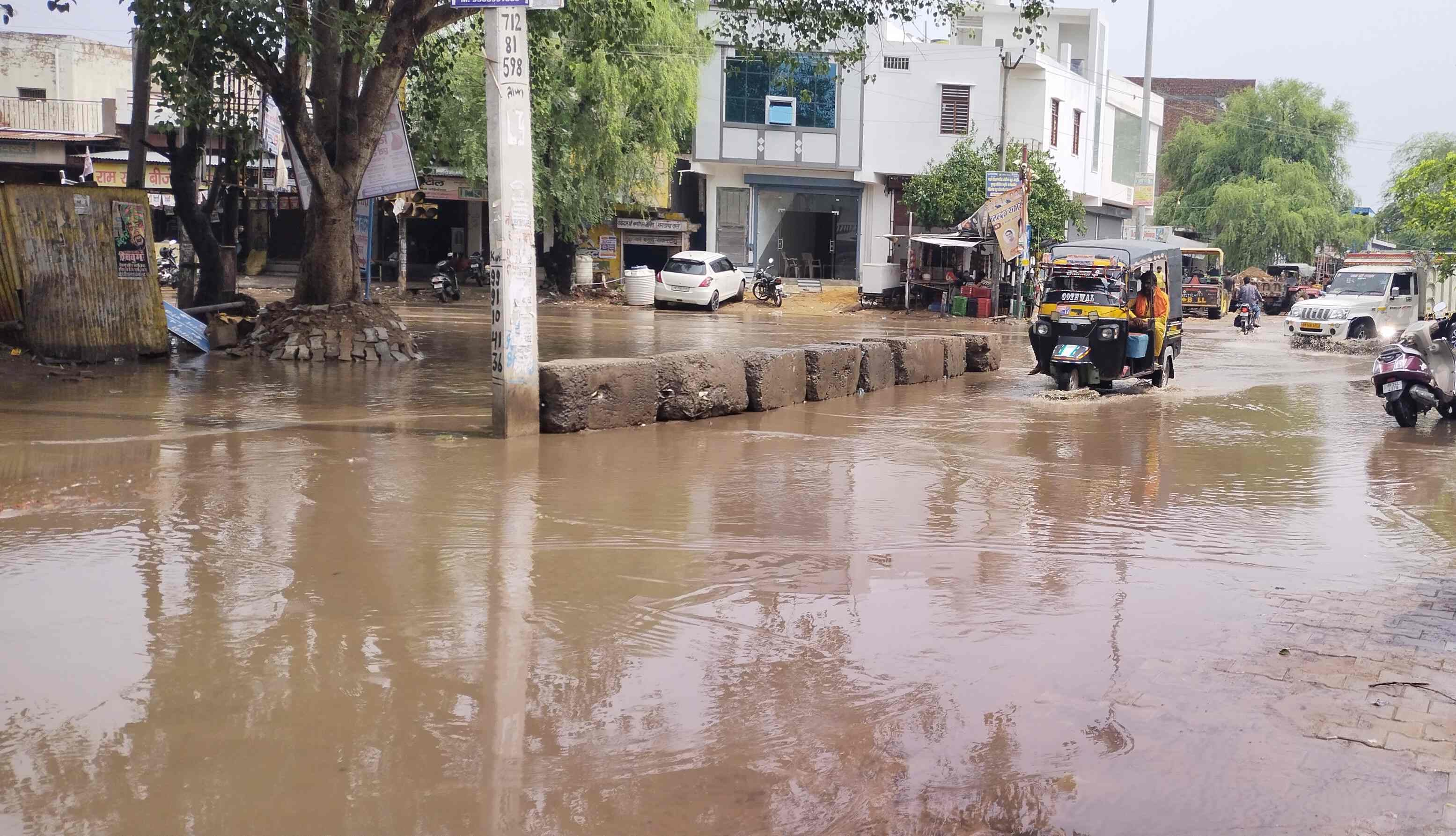 फोटो संख्या:73- बालाजी चौक पर भरा बारिश का पानी--स्रोत--संवाद फोटो संख्या:73- बालाजी चौक पर भरा बारिश का पानी--स्रोत--संवाद