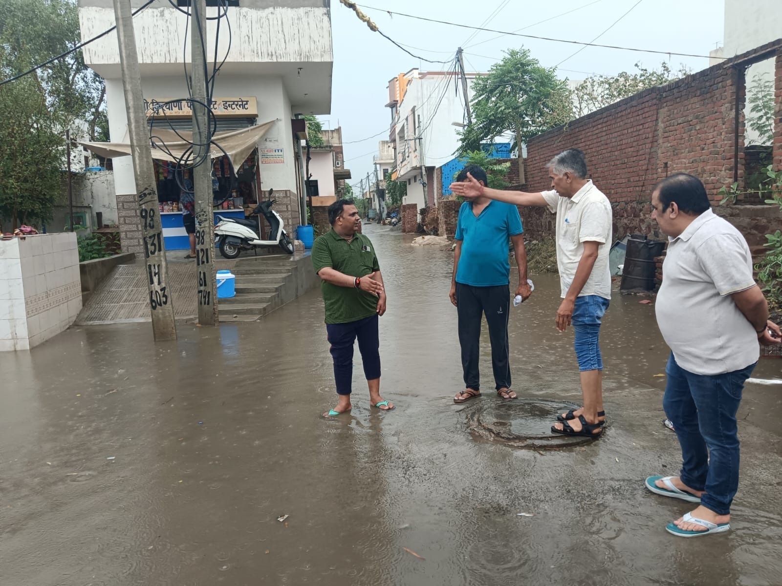 फोटो संख्या:73- बालाजी चौक पर भरा बारिश का पानी--स्रोत--संवाद फोटो संख्या:73- बालाजी चौक पर भरा बारिश का पानी--स्रोत--संवाद