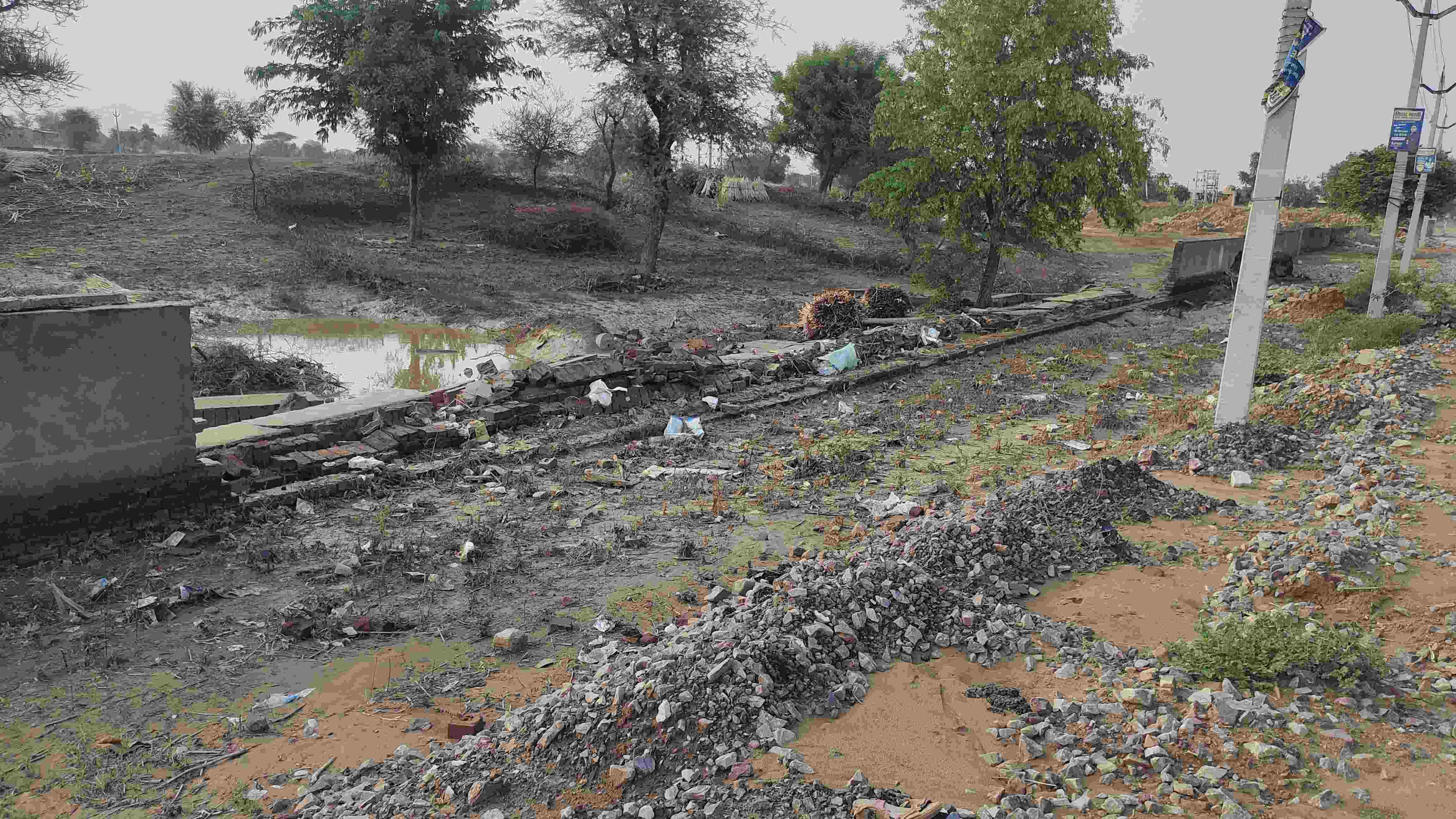 फोटो संख्या:83-नांवां के रेलवे अंडरपास में भरे बारिश के पानी में से बंद बाइक का निकालते लोग--स् फोटो संख्या:83-नांवां के रेलवे अंडरपास में भरे बारिश के पानी में से बंद बाइक का निकालते लोग--स्