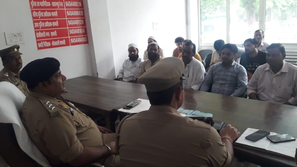 गढीपुख्ता में नये कानून नियम लागू होने पर थाना प्रभारी गणमान्य लोगो की मिंटिंग लेते हुए थाना प् गढीपुख्ता में नये कानून नियम लागू होने पर थाना प्रभारी गणमान्य लोगो की मिंटिंग लेते हुए थाना प्
