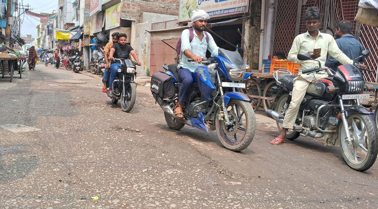 गांधी ग्राउंड से सुभाष चौक को जाने वाली टूटी पड़ी सड़क। संवाद गांधी ग्राउंड से सुभाष चौक को जाने वाली टूटी पड़ी सड़क। संवाद