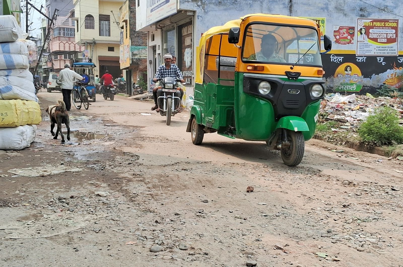गांधी ग्राउंड से सुभाष चौक को जाने वाली टूटी पड़ी सड़क। संवाद गांधी ग्राउंड से सुभाष चौक को जाने वाली टूटी पड़ी सड़क। संवाद