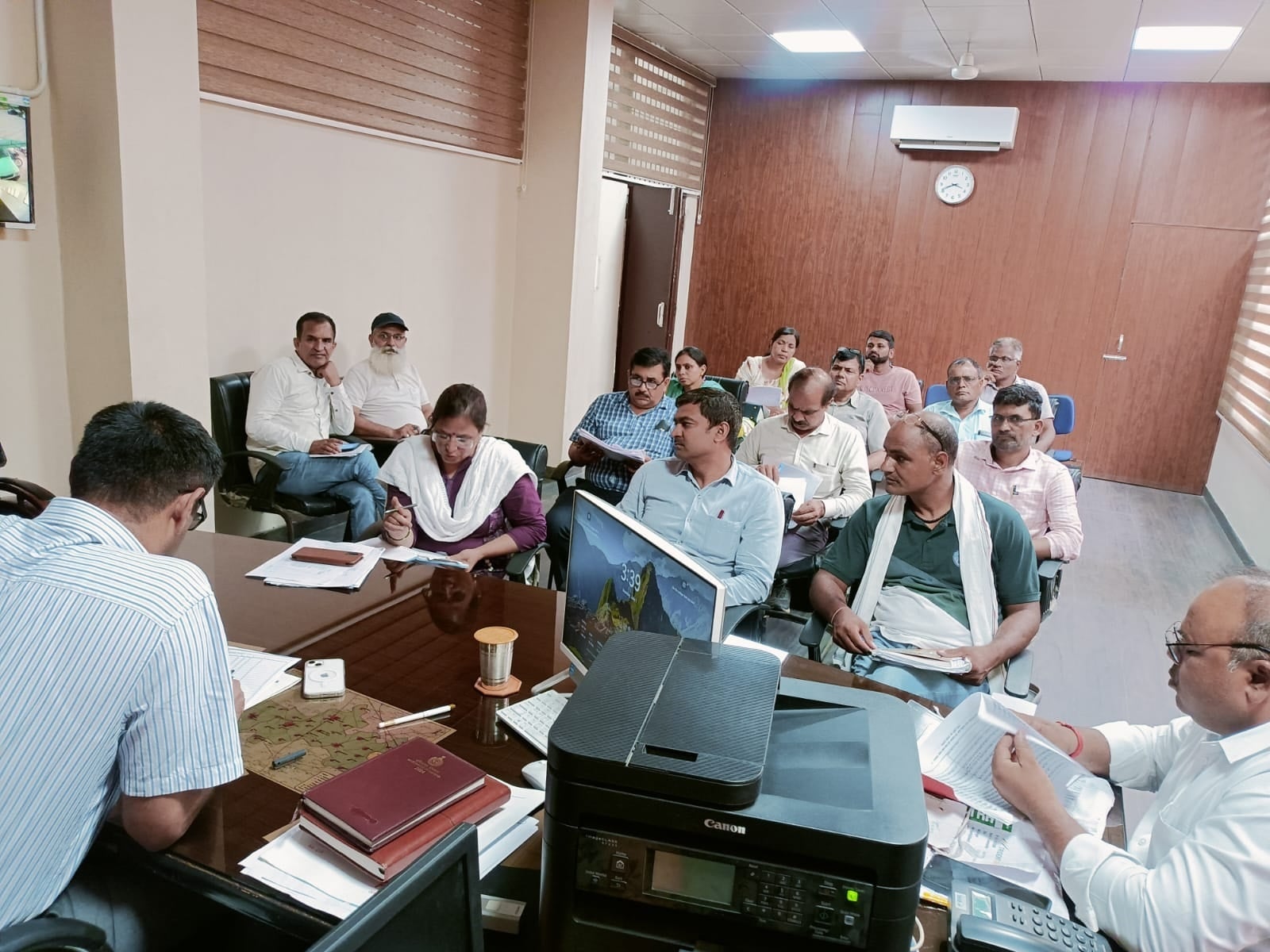 मांडोठी गांव में गली का रिबन काटकर उद्घाटन करते विधायक राजेंद्र सिंह जून।