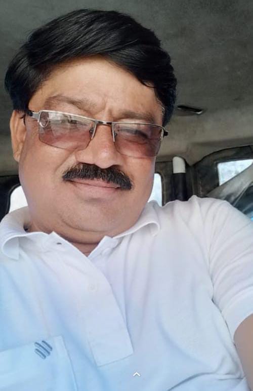 नौंगवा ओवरब्रिज के पास सड़क के गड़डो में भरा पानी।संवाद
