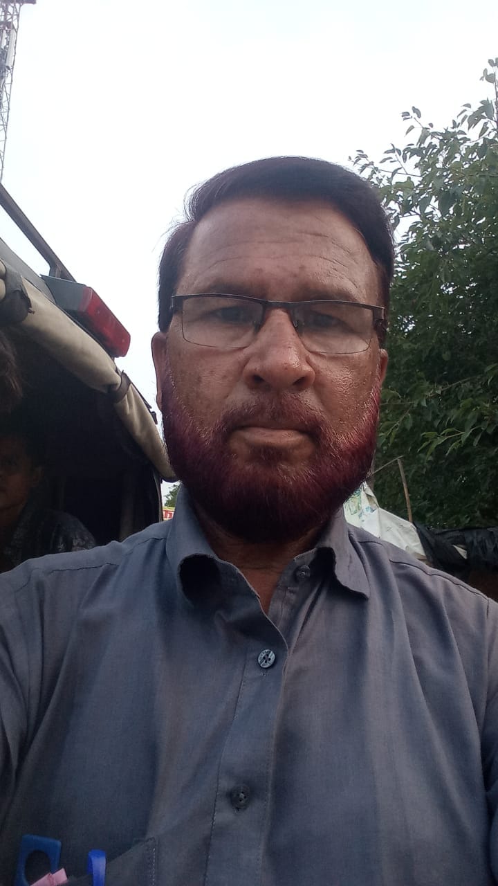नौंगवा ओवरब्रिज के पास सड़क के गड़डो में भरा पानी।संवाद