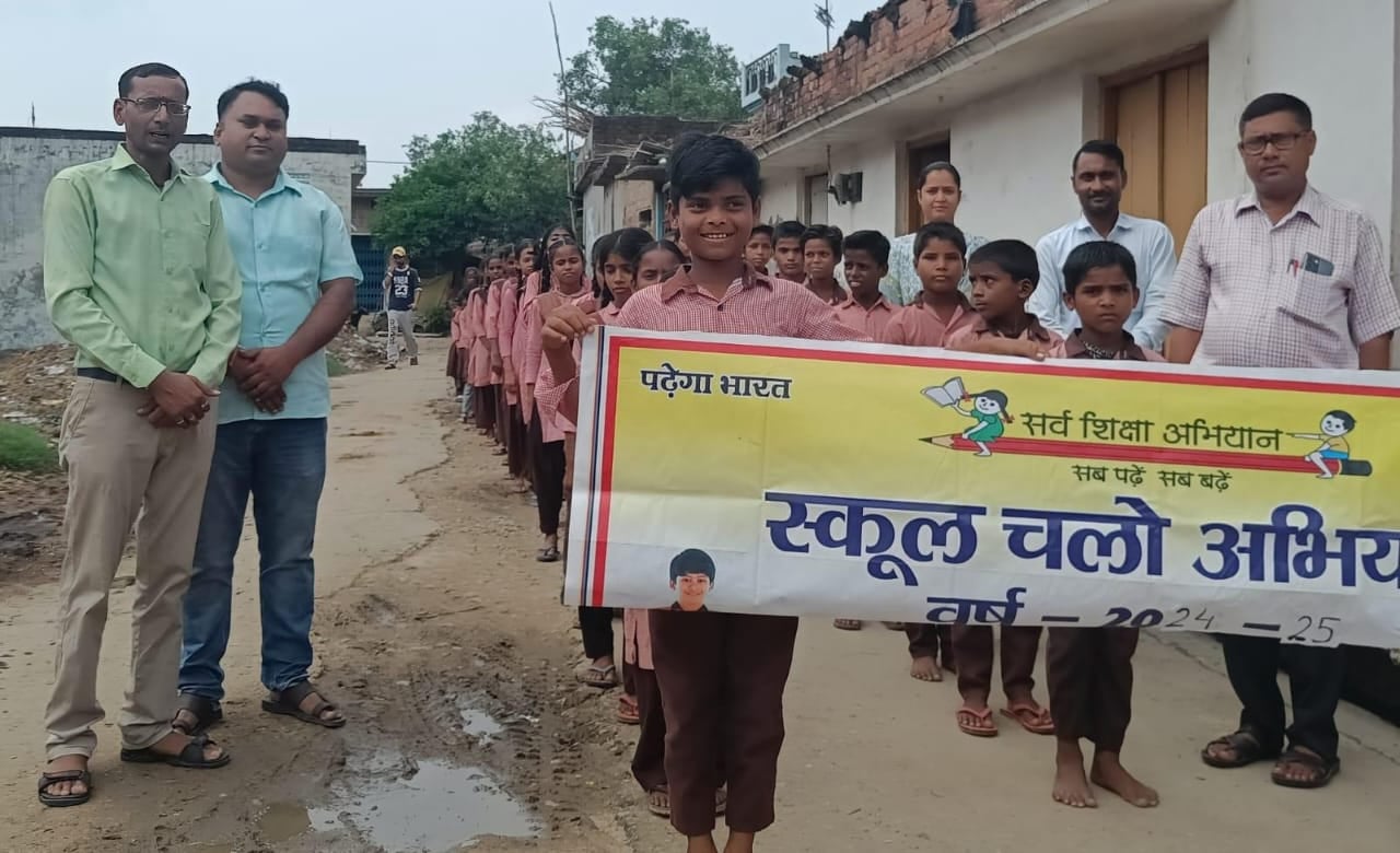 प्राथमिक विद्यालय ताखान में बच्चो के साथ मौजूद एडीएम ऋतु पूनिया।संवाद