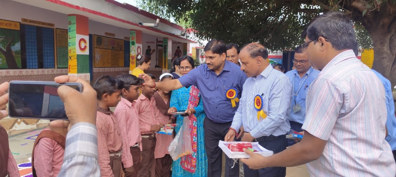 प्राथमिक विद्यालय ताखान में बच्चो के साथ मौजूद एडीएम ऋतु पूनिया।संवाद