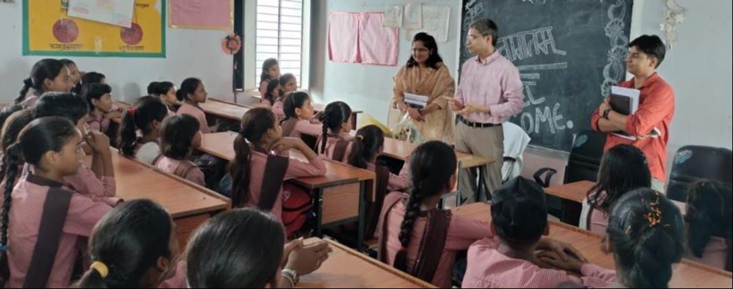 पूर्व माध्यमिक स्कूल बनत में छात्रओ को तिलक लगा कर स्वागत करती बीएसए और डीएम रविंद्र सिं पूर्व माध्यमिक स्कूल बनत में छात्रओ को तिलक लगा कर स्वागत करती बीएसए और डीएम रविंद्र सिं