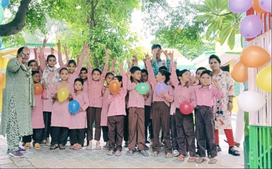 पूर्व माध्यमिक स्कूल बनत में छात्रओ को तिलक लगा कर स्वागत करती बीएसए और डीएम रविंद्र सिं पूर्व माध्यमिक स्कूल बनत में छात्रओ को तिलक लगा कर स्वागत करती बीएसए और डीएम रविंद्र सिं