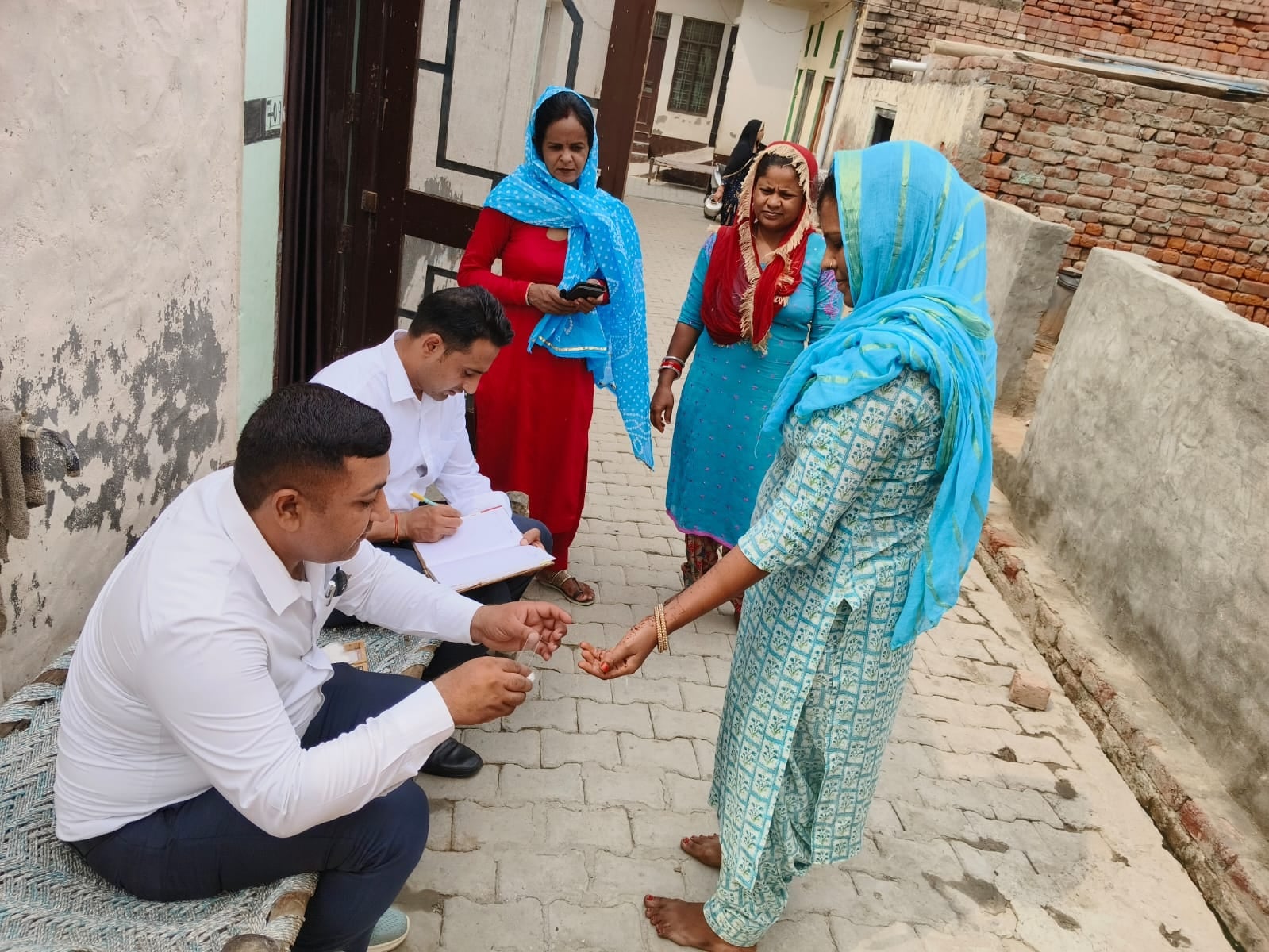 02जेएनडी03: रक्त के सैंपल लेते हुए स्वास्थ्यकर्मी। स्रोत विभाग 02जेएनडी03: रक्त के सैंपल लेते हुए स्वास्थ्यकर्मी। स्रोत विभाग