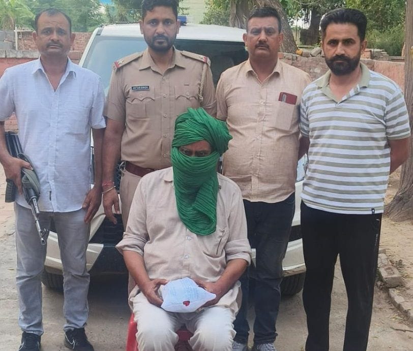 02जेएनडी30-पुलिस गिरफ्त में नशा तस्कर। संवाद 02जेएनडी30-पुलिस गिरफ्त में नशा तस्कर। संवाद