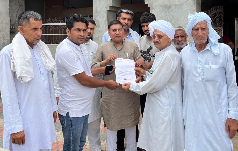02जेएनडी32-विधायक रामनिवास सुरजाखेड़ा को ज्ञापन सौंपते खाप प्रधान रघुबीर नैन। संवाद 02जेएनडी32-विधायक रामनिवास सुरजाखेड़ा को ज्ञापन सौंपते खाप प्रधान रघुबीर नैन। संवाद