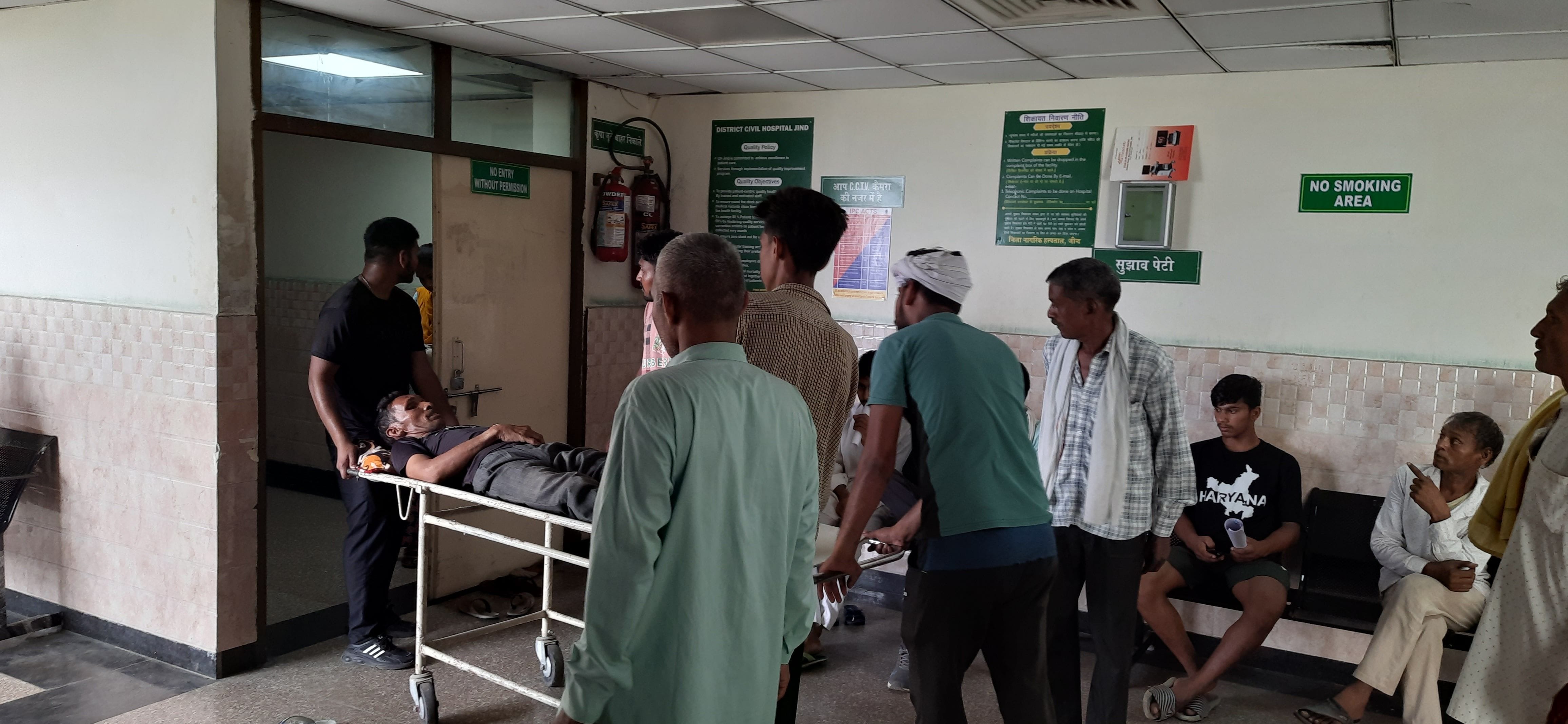 02जेएनडी33: नागरिक अस्पताल में मरीज को ऑप्रेशन के लिए लेकर जाते हुए। संवाद