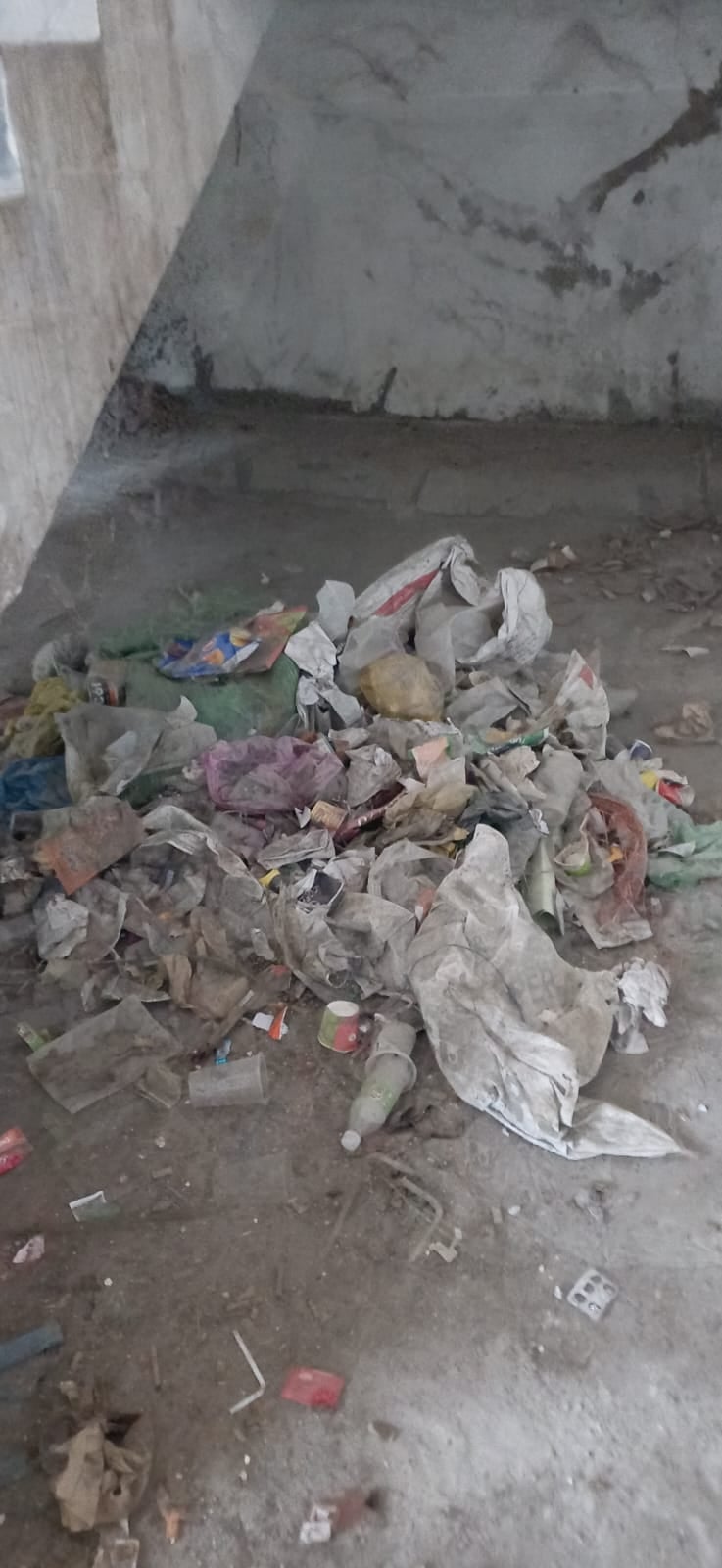 अंबाला छावनी स्थित तहसील कार्यालय में रखी टूटी हुई कुर्सियां।