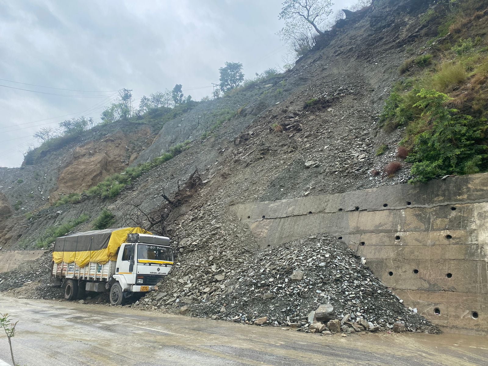 चंडीगढ़ मनाली एनएच पर पंडोह डैम के पास आई दरारें। यहां डंगा धंसने से एनएच को खतरा पैदा हो गया ह चंडीगढ़ मनाली एनएच पर पंडोह डैम के पास आई दरारें। यहां डंगा धंसने से एनएच को खतरा पैदा हो गया ह