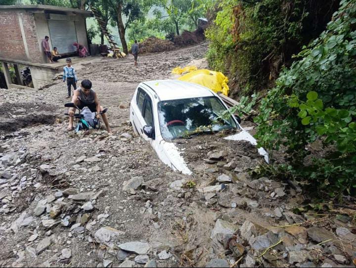 चंडीगढ़ मनाली एनएच पर पंडोह डैम के पास आई दरारें। यहां डंगा धंसने से एनएच को खतरा पैदा हो गया ह चंडीगढ़ मनाली एनएच पर पंडोह डैम के पास आई दरारें। यहां डंगा धंसने से एनएच को खतरा पैदा हो गया ह