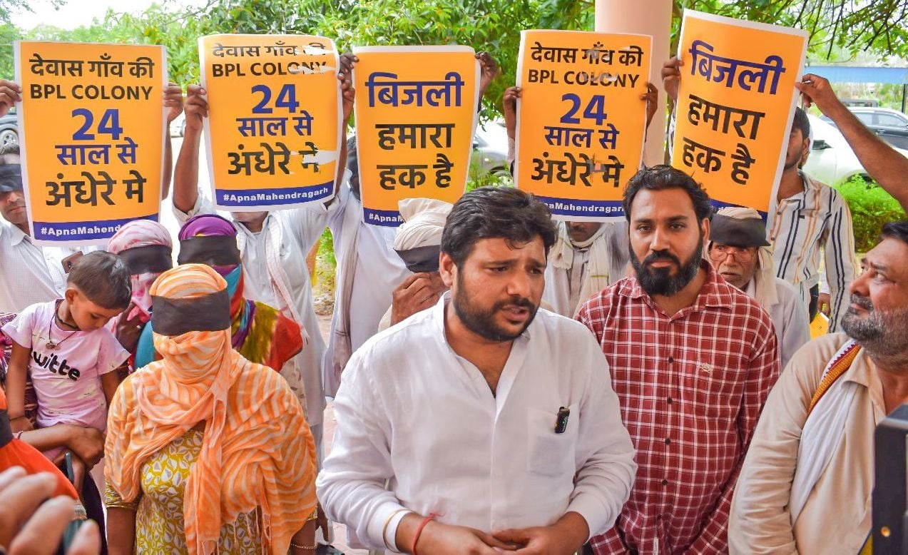 फोटो संख्या: 59 लघुसचिवालय में ज्ञापन सौंपने जाते हुए देवास के ग्रामीण---संवाद फोटो संख्या: 59 लघुसचिवालय में ज्ञापन सौंपने जाते हुए देवास के ग्रामीण---संवाद