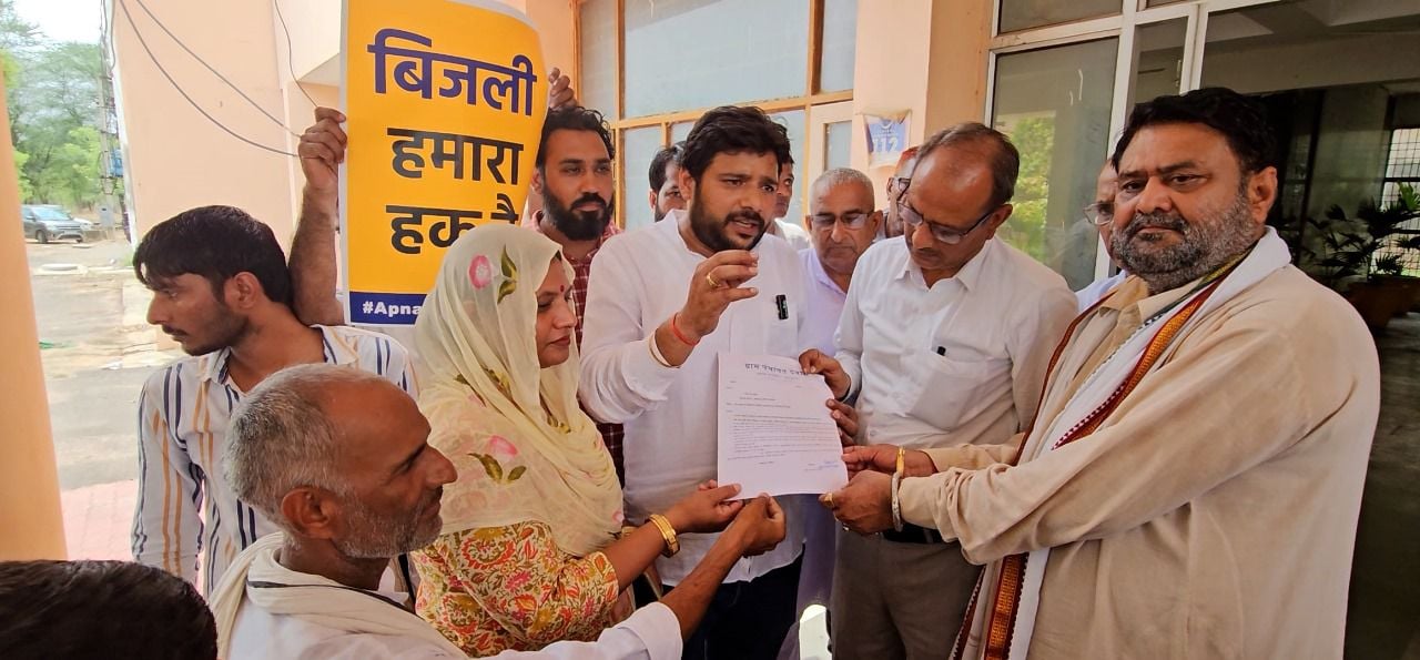 फोटो संख्या: 59 लघुसचिवालय में ज्ञापन सौंपने जाते हुए देवास के ग्रामीण---संवाद फोटो संख्या: 59 लघुसचिवालय में ज्ञापन सौंपने जाते हुए देवास के ग्रामीण---संवाद