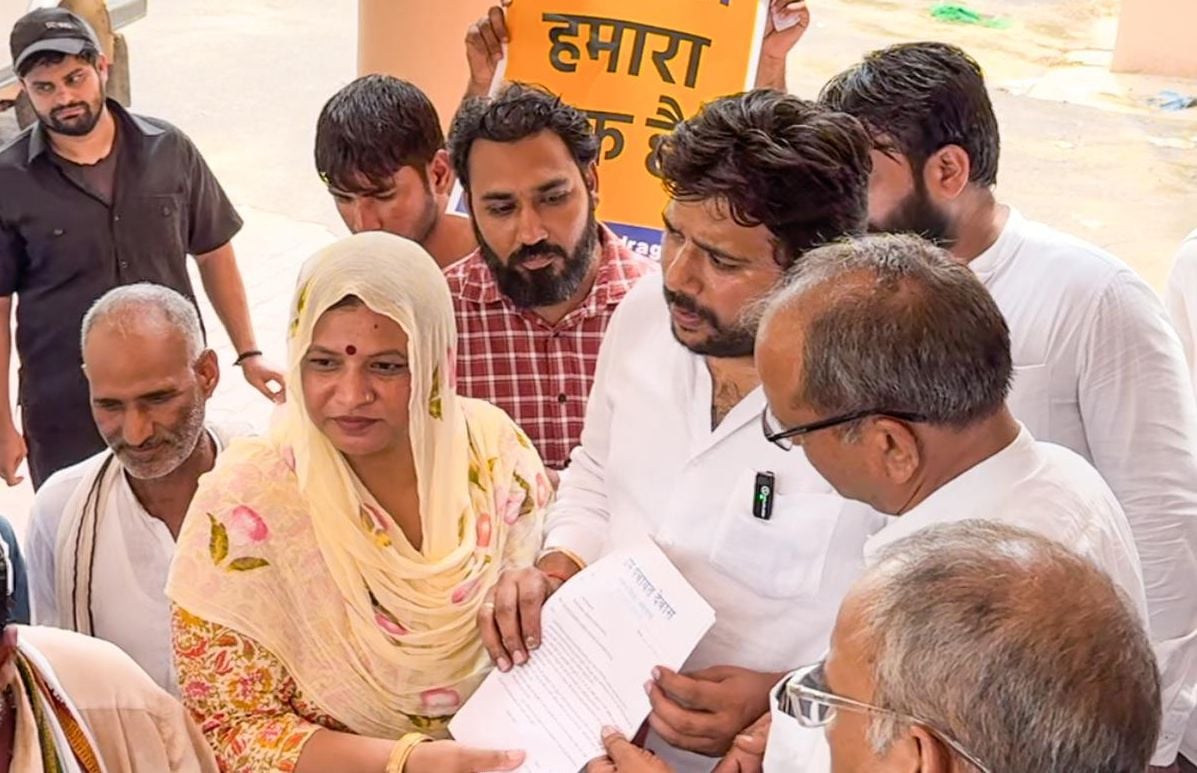 फोटो संख्या: 59 लघुसचिवालय में ज्ञापन सौंपने जाते हुए देवास के ग्रामीण---संवाद फोटो संख्या: 59 लघुसचिवालय में ज्ञापन सौंपने जाते हुए देवास के ग्रामीण---संवाद